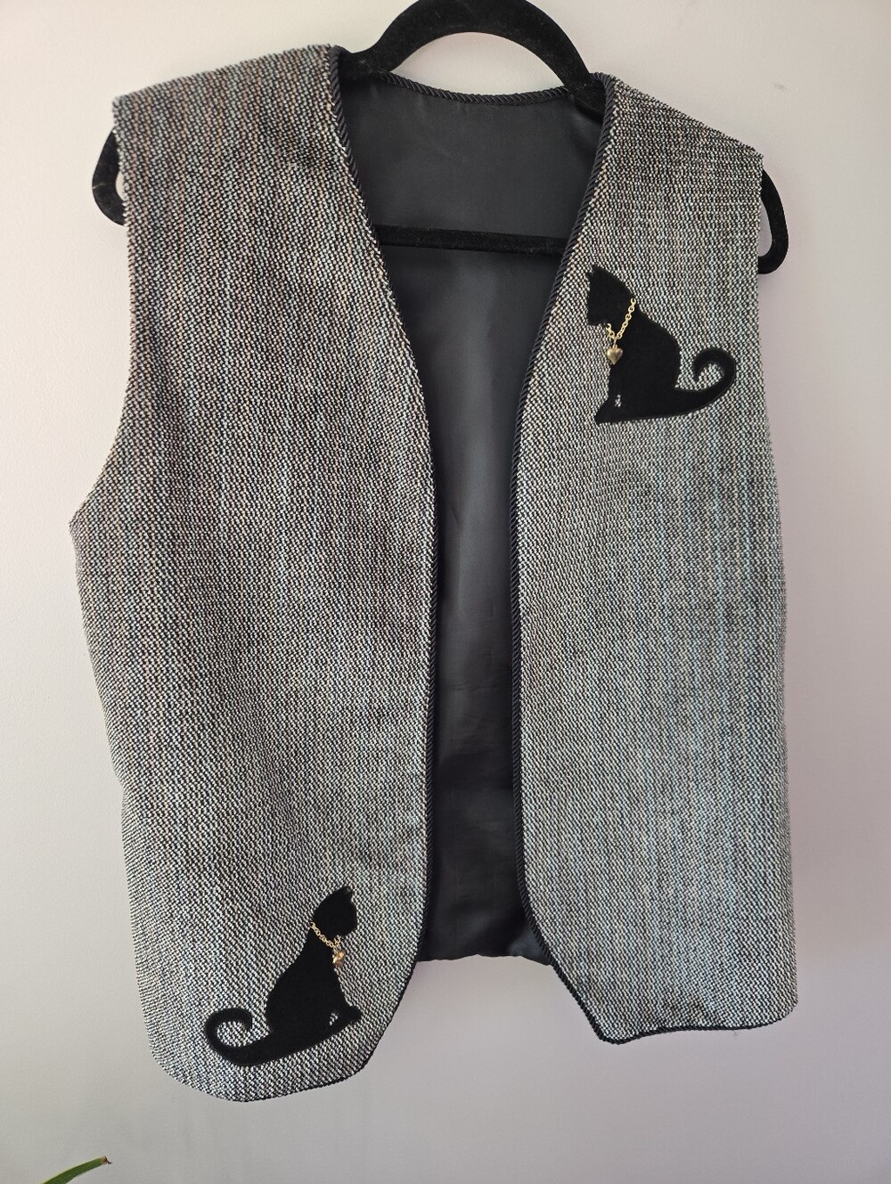 Vintage Black Cat Tweed Vest with Heart Charm Detailing​👵🏼🧶🐈‍⬛☕️